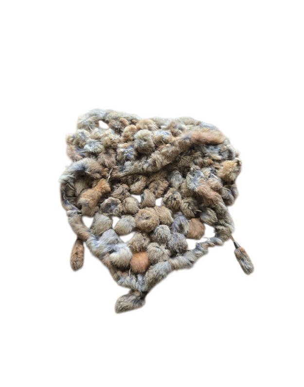 Natūralaus triušio kailio šalikas trikampio formos TRA3004