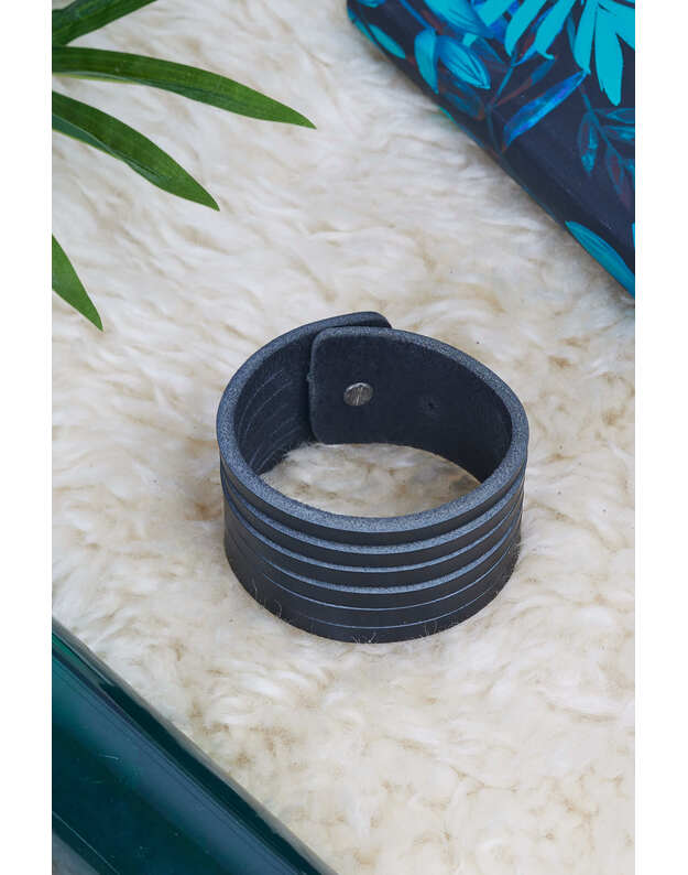 Unisex juoda odinė apyrankė APY03