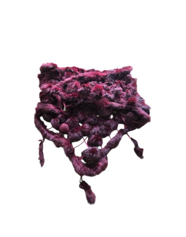 Natūralaus triušio kailio šalikas trikampio formos TRA3005