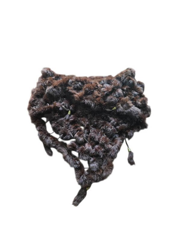 Natūralaus triušio kailio šalikas trikampio formos TRA3006