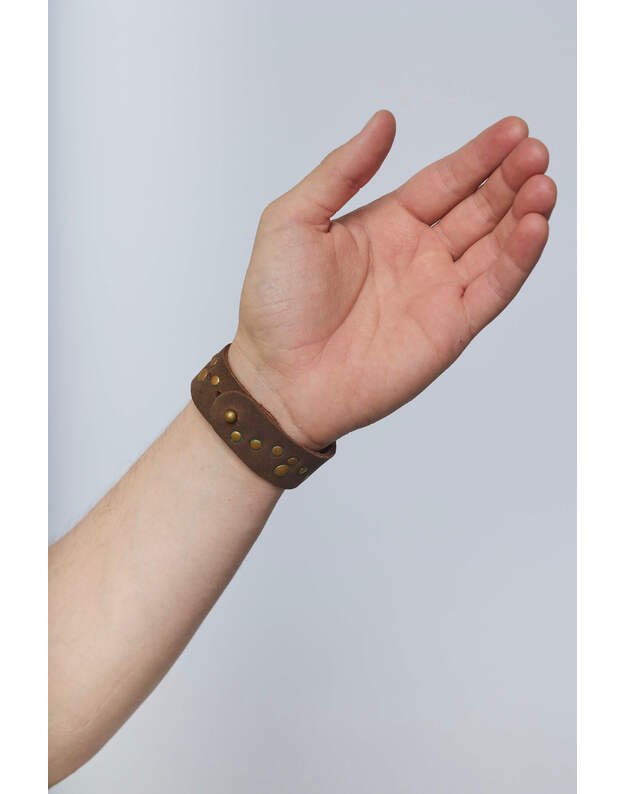 Unisex tamsiai ruda odinė apyrankė APY06 1