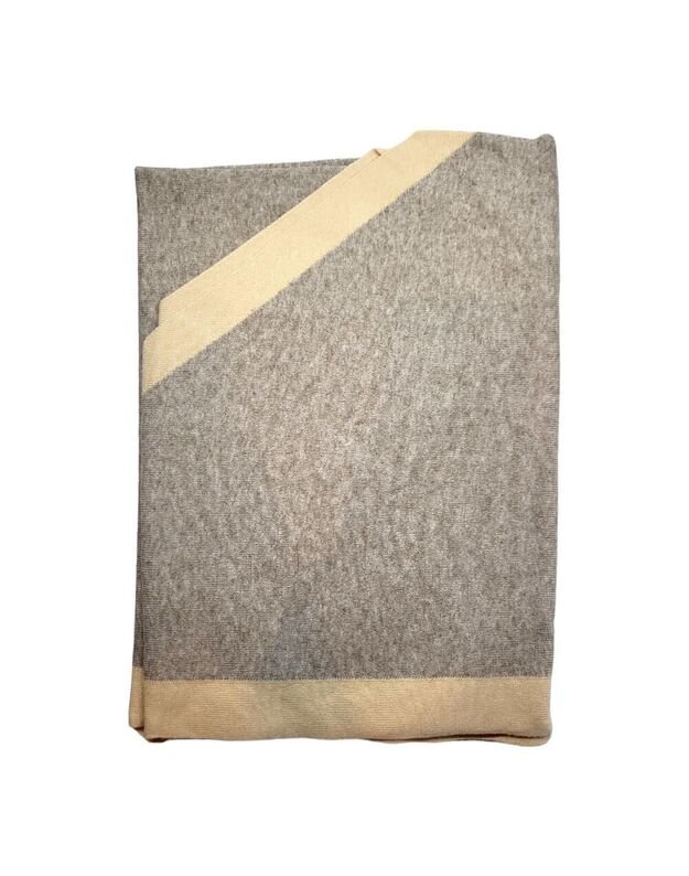 &Scaron;iltas &scaron;alikas trikampio formos su vilną WO008 1