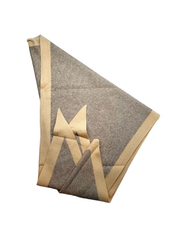 &Scaron;iltas &scaron;alikas trikampio formos su vilną WO008 2